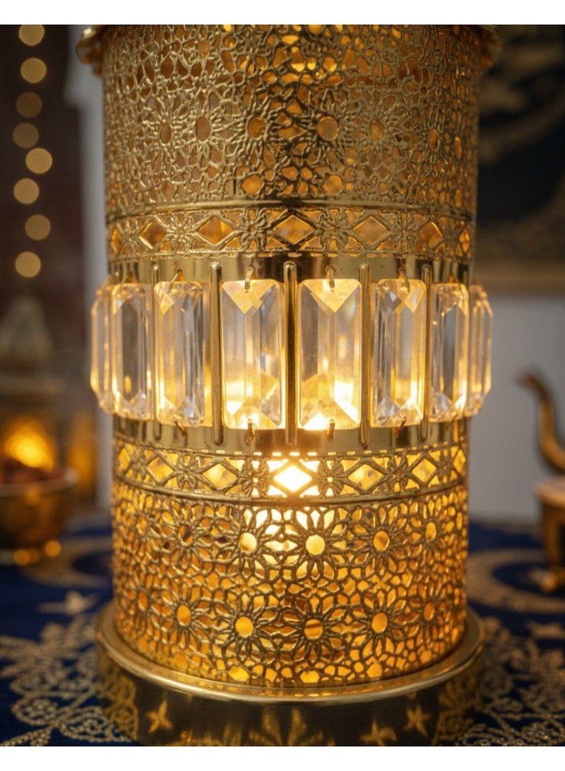 فانوس رمضاني كبير وفاخر بلون ذهبي، مزين بألماس متلألئ، يبلغ ارتفاعه 42 سم وقطر قاعدته 17 سم. إضاءته دافئة. - Image 3